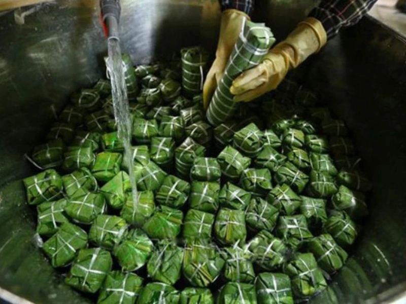 nấu bánh tét mấy tiếng