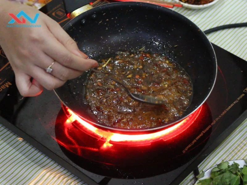 Cho tương ớt, đường, nước mắm vào chảo, đun nhỏ lửa. Cho tương ớt, đường, nước mắm vào chảo, đun nhỏ lửa.