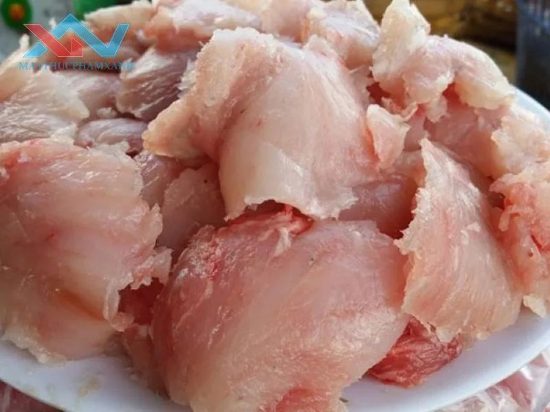 quết chả cá bằng máy trộn bột