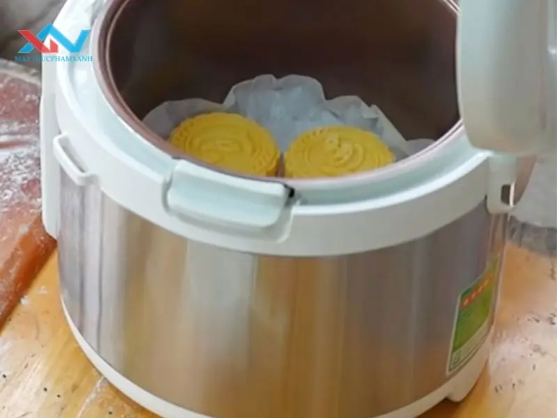 nướng bánh trung thu bằng nồi cơm điện