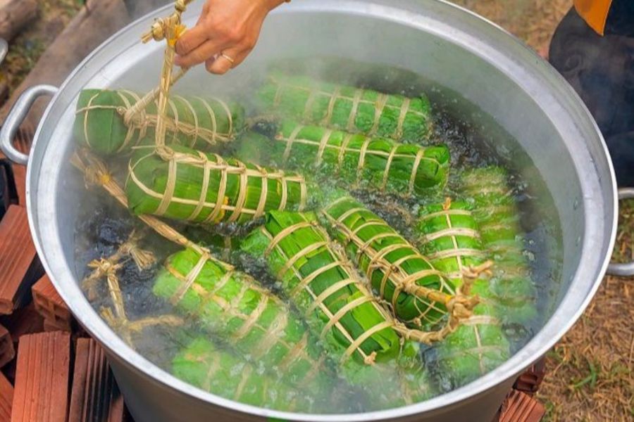 Nấu bánh tét mấy tiếng? Bí quyết luộc bánh chín đều, xanh mướt