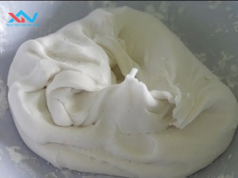 Nhào bột bánh đến khi mịn, dẻo, không dính tay
