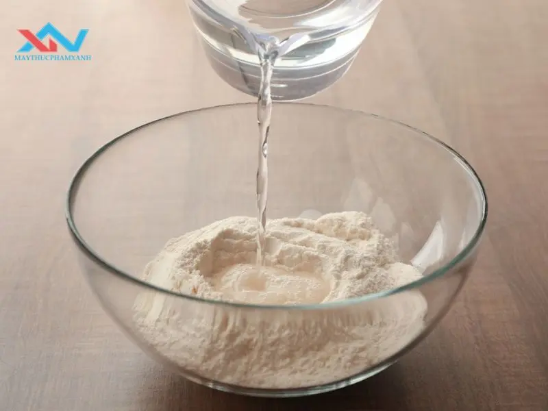 cách trộn bột không bị vón cục
