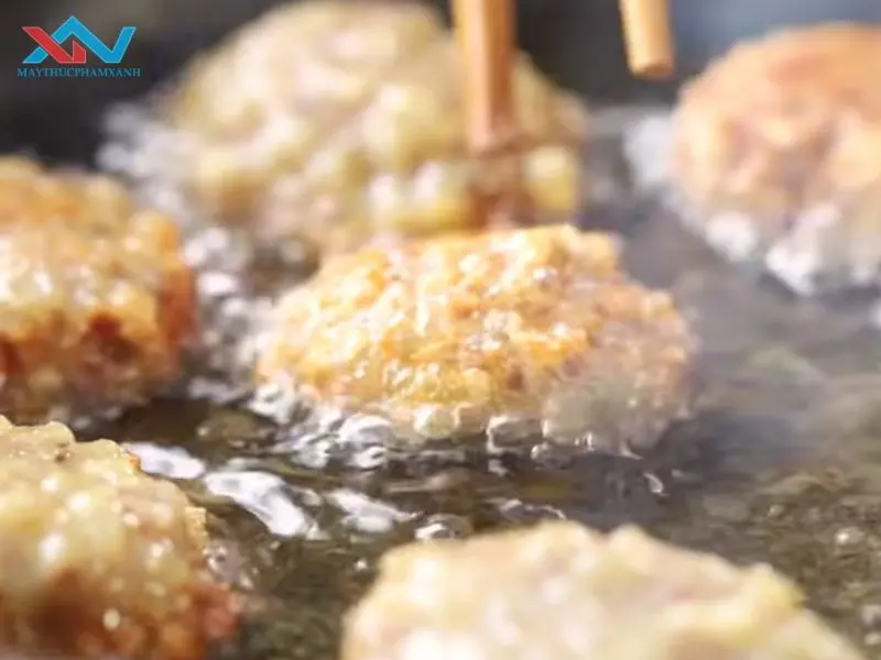 Chiên vàng đều hai mặt ở lửa vừa