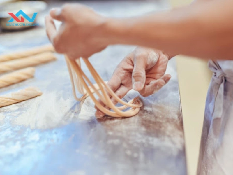 cách làm mì tươi kéo sợi bằng tay