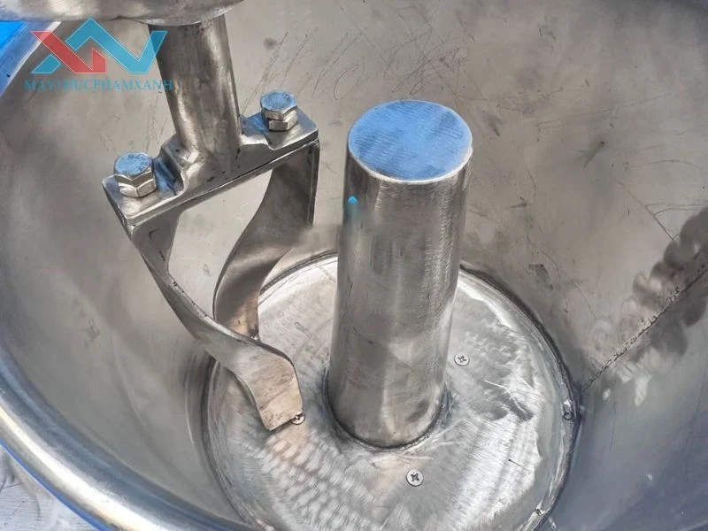 quết chả cá bằng máy trộn bột