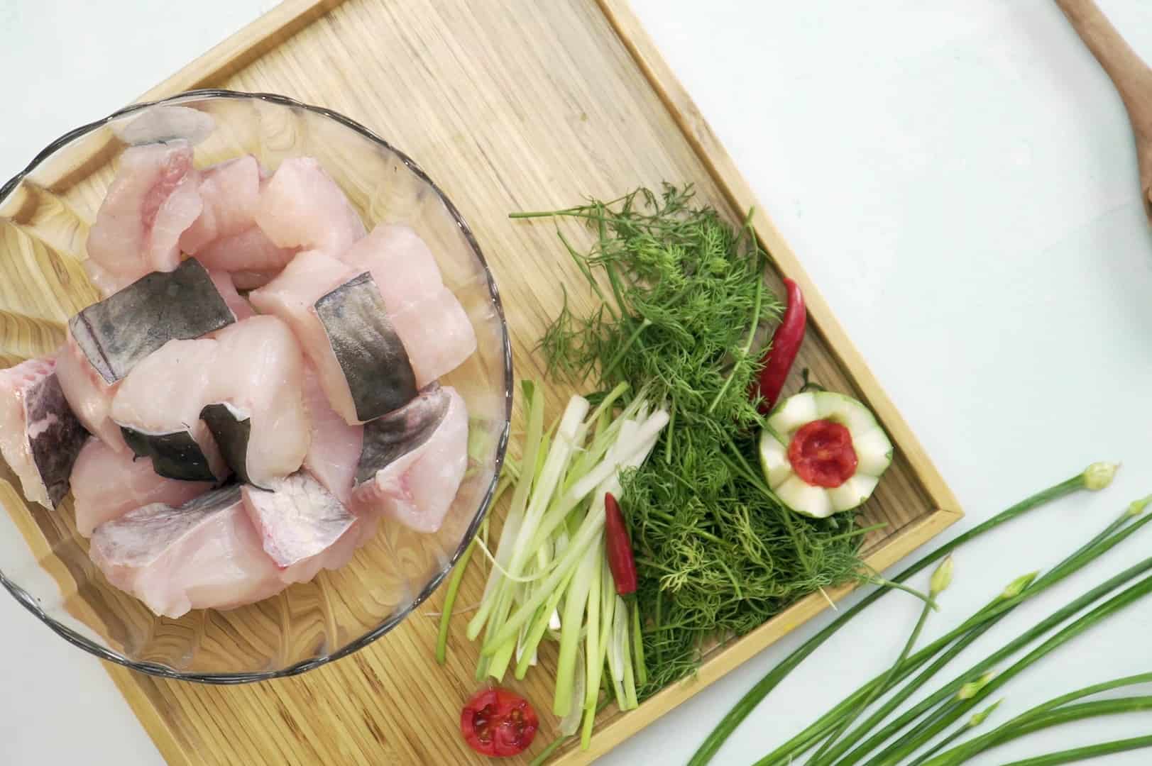 Quết chả cá cho thật mịn cùng các loại gia vị khác Quết chả cá cho thật mịn cùng các loại gia vị khác