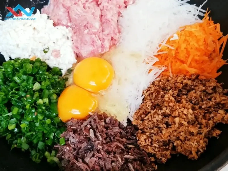 Sơ chế nguyên liệu làm nem rán miền Trung