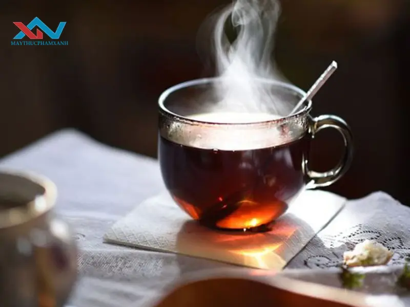 Pha trà với lượng nước vừa đủ để trà ngấm đều và tỏa hương thơm