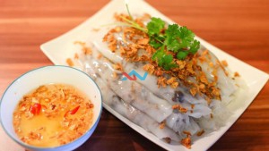 Bánh-cuốn-nóng-làm-với-máy-xay-bột-gạo-nước