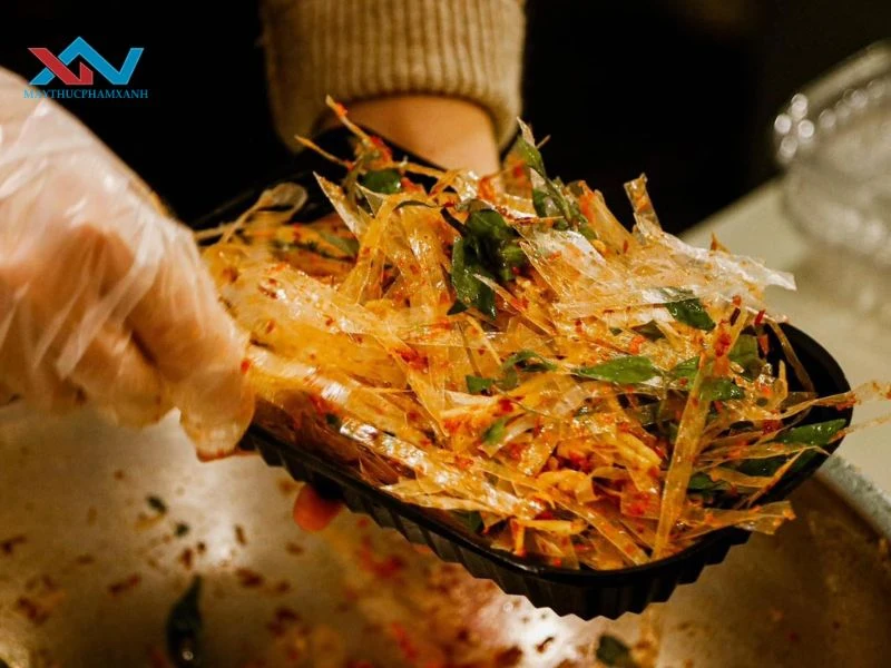 Biến tấu nước sốt bò bánh tráng trộn  Biến tấu nước sốt bò bánh tráng trộn
