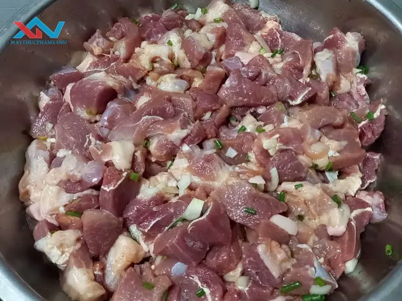 trộn thịt bằng tay hay bằng máy