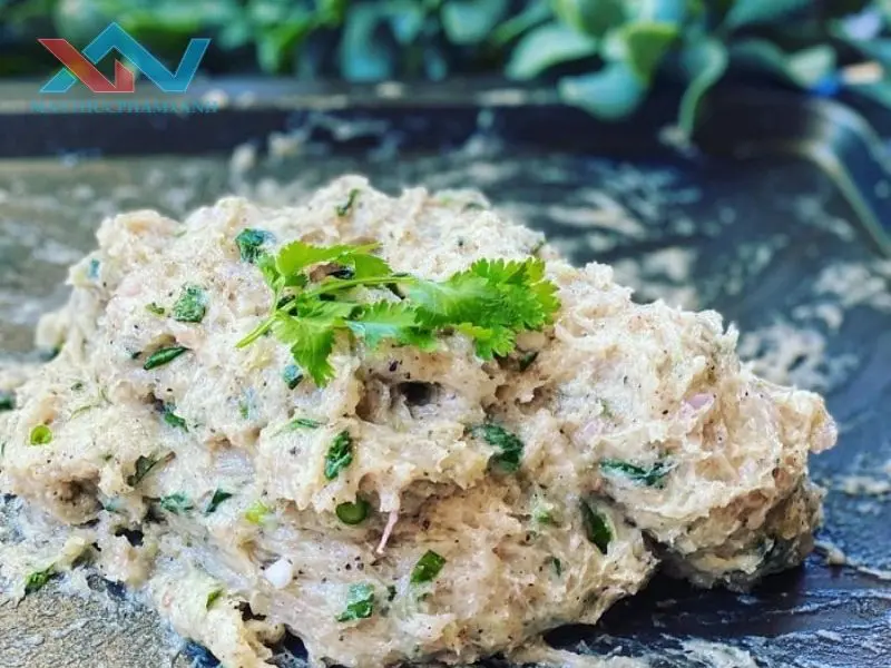 quết chả cá bằng máy trộn bột