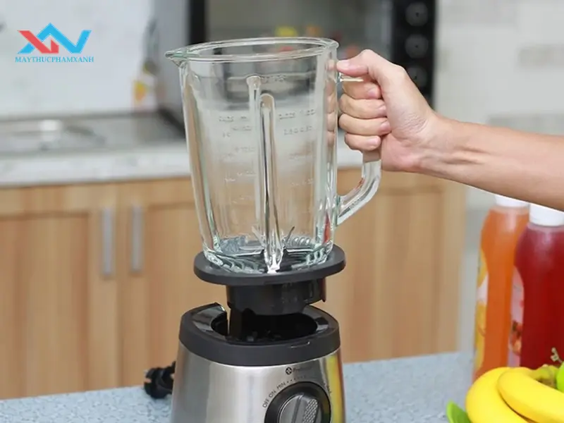 trộn bột bằng máy xay sinh tố