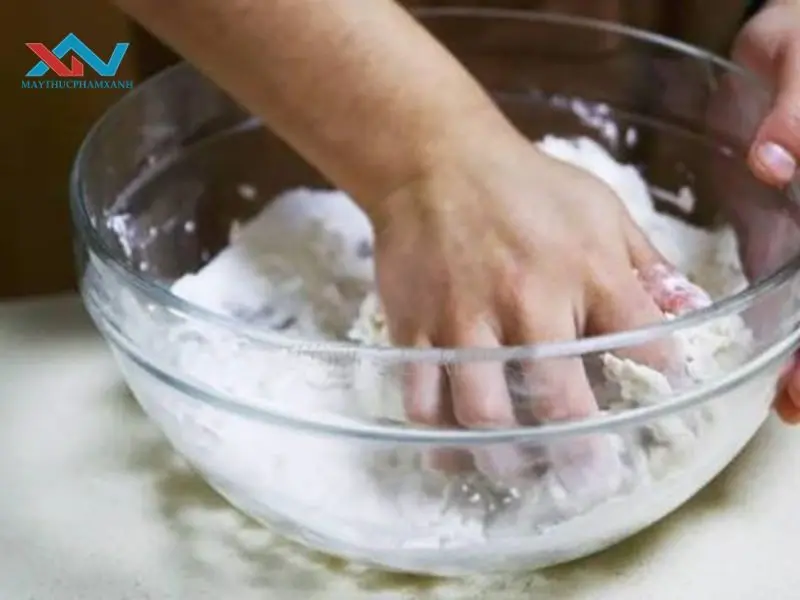 cách trộn bột không bị vón cục