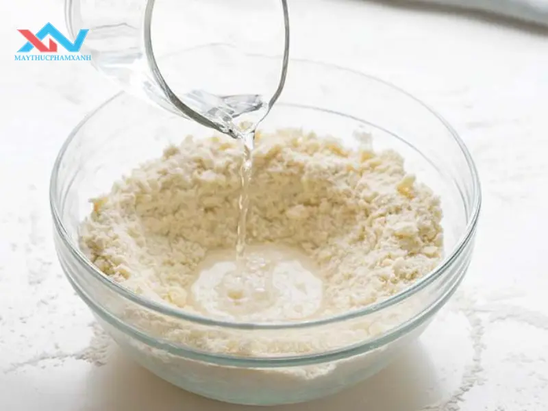 trộn bột bằng nước nóng hay nước lạnh