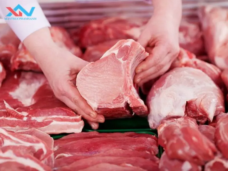 Ưu tiên thịt tươi, không mùi lạ và màu sắc tự nhiên