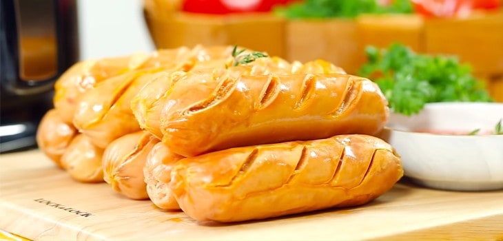 Xúc xích được chiên thơm ngon sau khi được nhồi 2. Cách làm xúc xích bằng giò sống