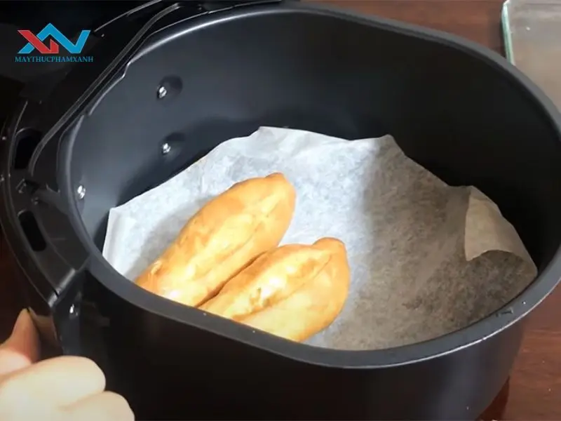 Làm bánh mì mini bằng nồi chiên không dầu Làm bánh mì mini bằng nồi chiên không dầu