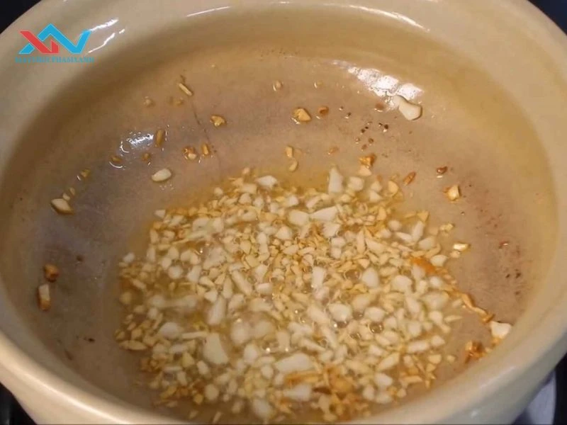 Phi thơm tỏi băm với dầu ăn. Phi thơm tỏi băm với dầu ăn.