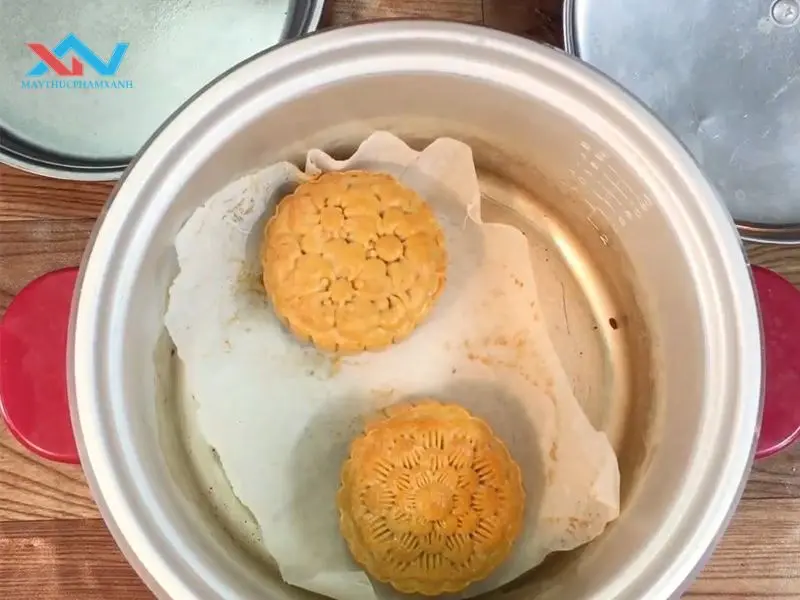 nướng bánh trung thu bằng nồi cơm điện
