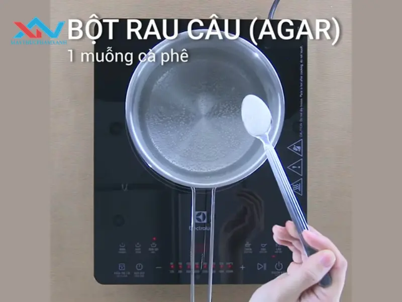 Cho đường và nước lọc vào nồi và đun sôi 