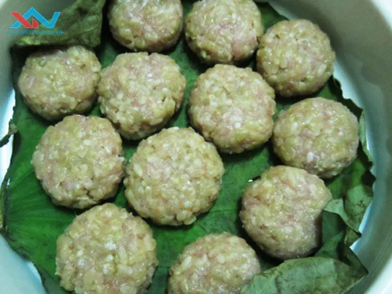 Lấy một lượng hỗn hợp vừa đủ nặn thành từng miếng tròn dẹt