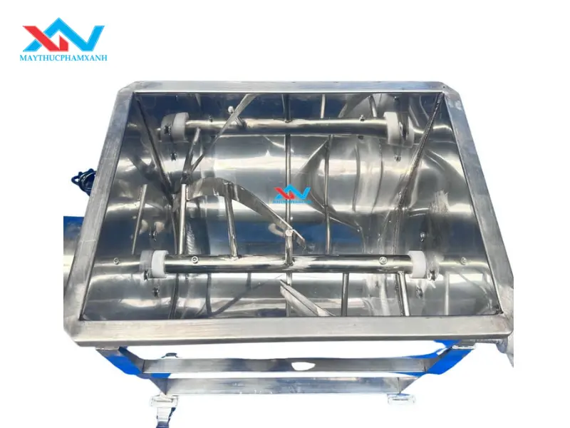 Vệ sinh máy trộn thịt nằm ngang làm nhân há cảo sau mỗi lần sử dụng