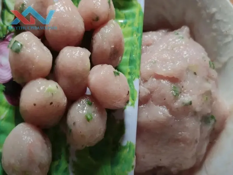quết chả cá bằng máy trộn bột