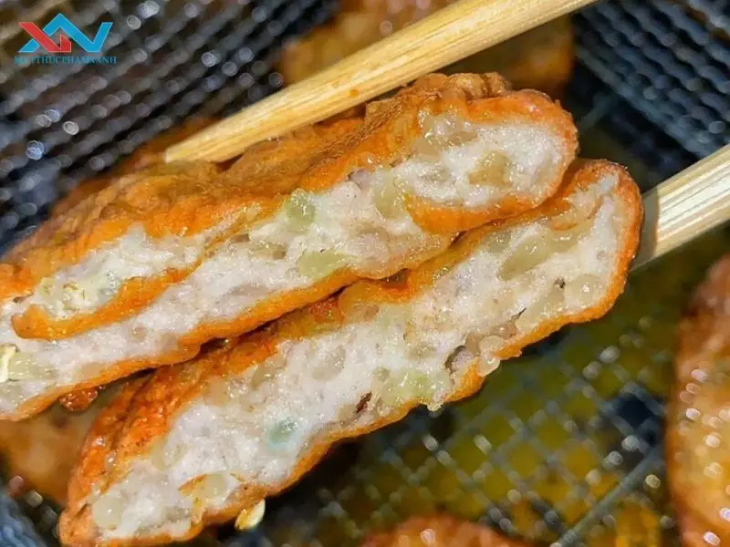  Vớt chả cốm ra để ráo dầu