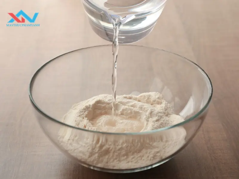 trộn bột bằng nước nóng hay nước lạnh