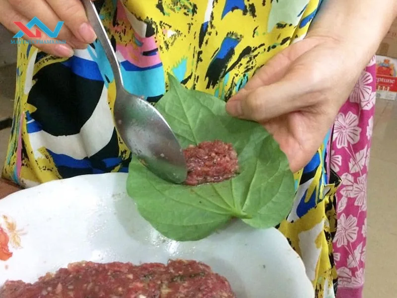 Cuốn thịt với lá lốt