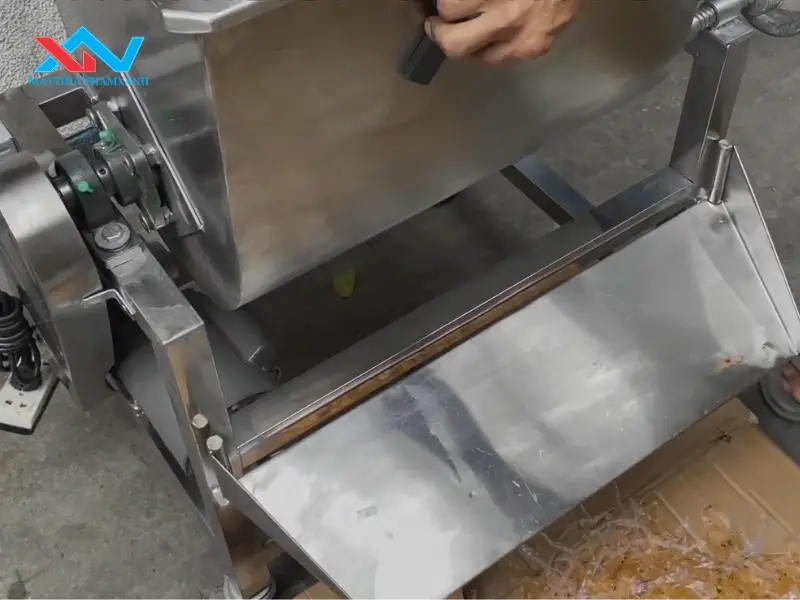 Kiểm tra cửa xả của máy trộn thịt nằm ngang