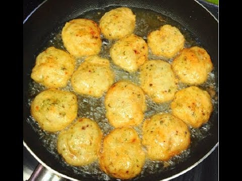 Chiên chả cá trong dầu đến khi chín vàng Chiên chả cá trong dầu đến khi chín vàng