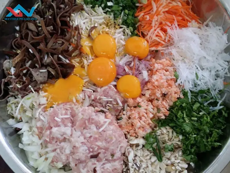 Sơ chế nguyên liệu làm chả giò