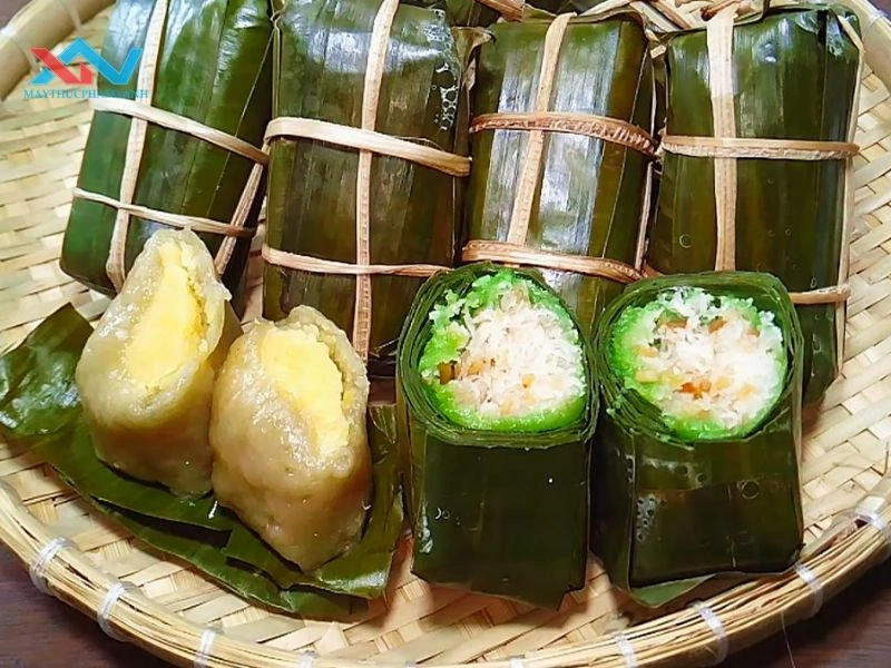 ​​​​​​​Bánh tét nhân hạt sen, dừa